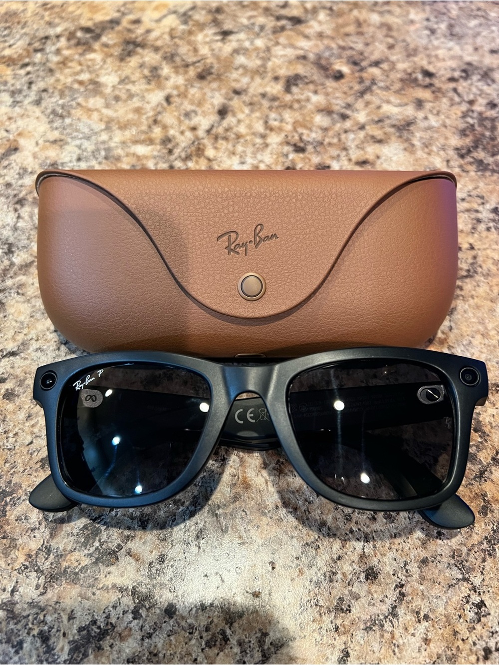Ray-Ban Wayfarer Meta with Brown Leather Charging Case